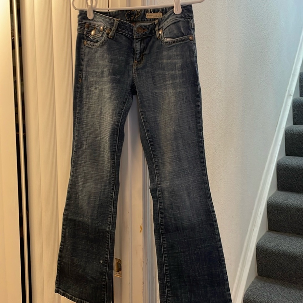 Cute jeans with kinda a country like look with back pockets